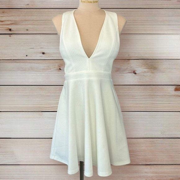 Charlotte Russe White Plunge Neck Cut-out back Skater Dress sz 6 - Picture 1 of 7